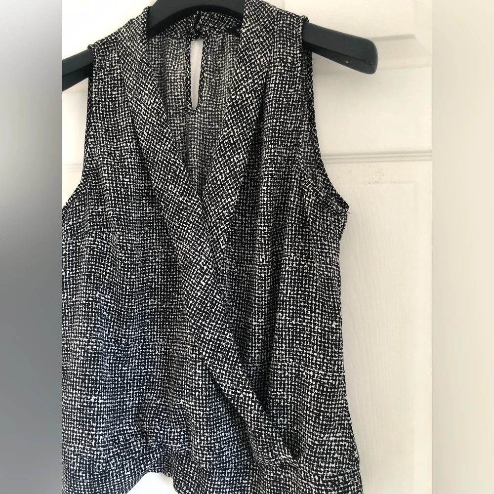 WhiteHouseBlackmarket short sleeve top. - Picture 12 of 14